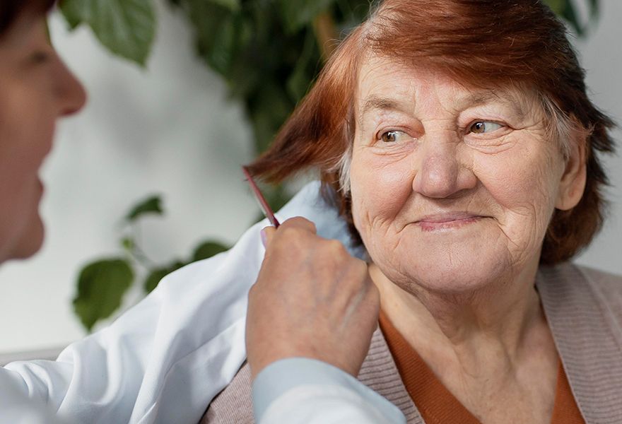 AWO_Pflegerin_allte_Frau.jpg