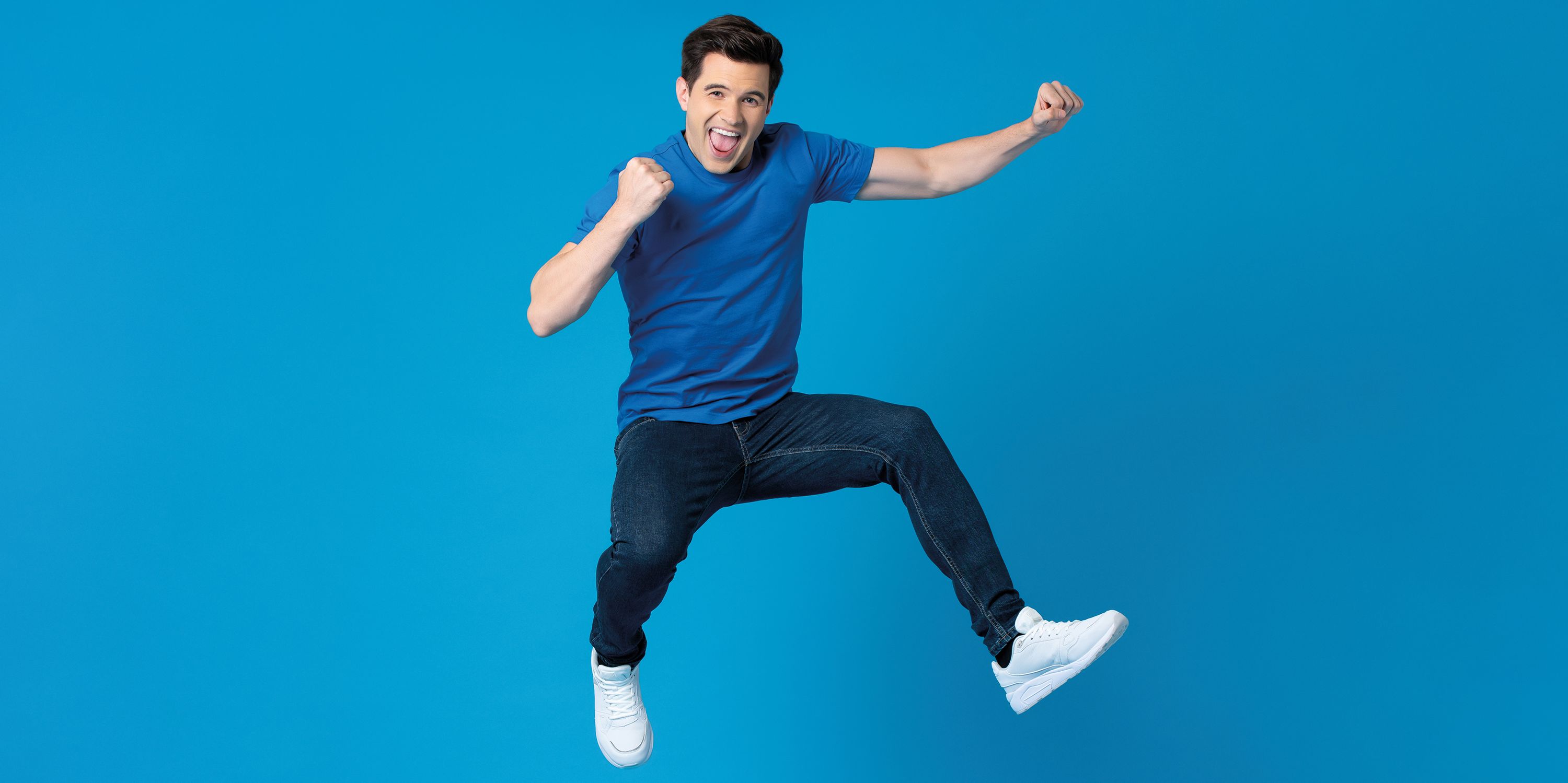 KYBAG_happymaker_Mann_blauer_Hintergrund.jpg